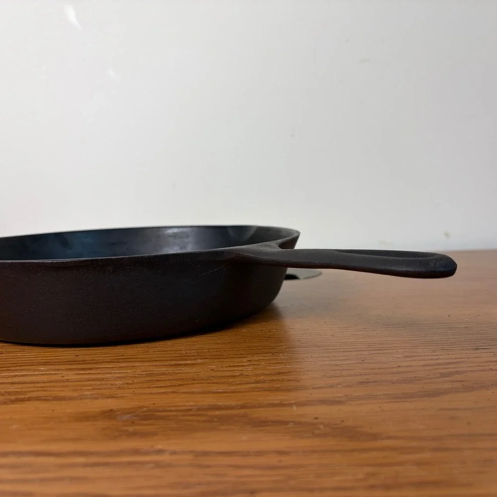 Vintage Unmarked Wagner No 7 Cast Iron Skillet with Heat Ring and C Mark Black